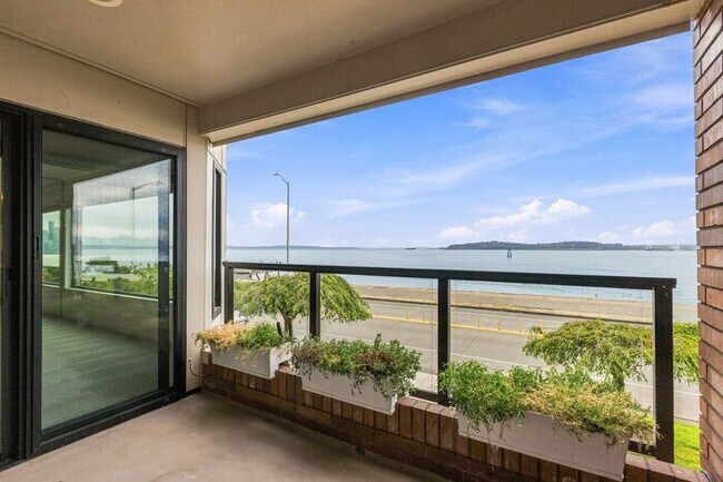 Foto del edificio - Enormous Waterfront Alki Condo w/ Stunning Views