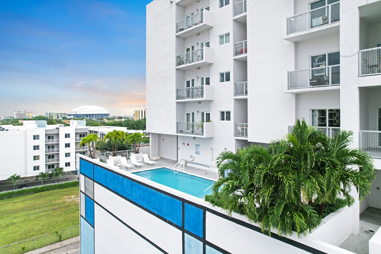 Foto principal - East River Living – Elevated in Little Hav...