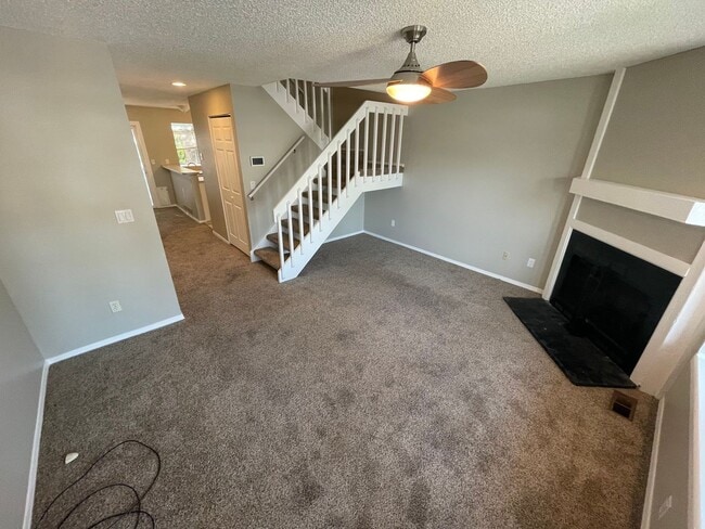 Building Photo - Spacious 2-Bedroom Townhome In Aurora Sout...