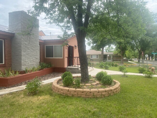 Foto del edificio - 444 E Montezuma Ave