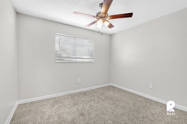 Building Photo - 5135 North Fwy