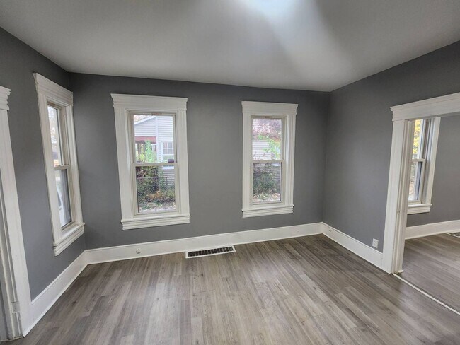 Foto del edificio - Charming 5-Bedroom Property in Prime Location