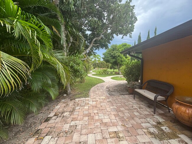 Foto del edificio - 1257 SE Airoso Blvd