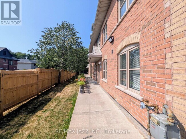 Photo du bâtiment - 760-760 King St E