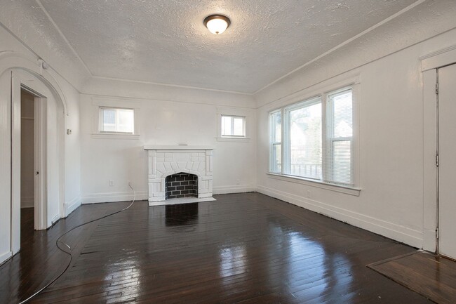 Building Photo - 1025 W 23rd St