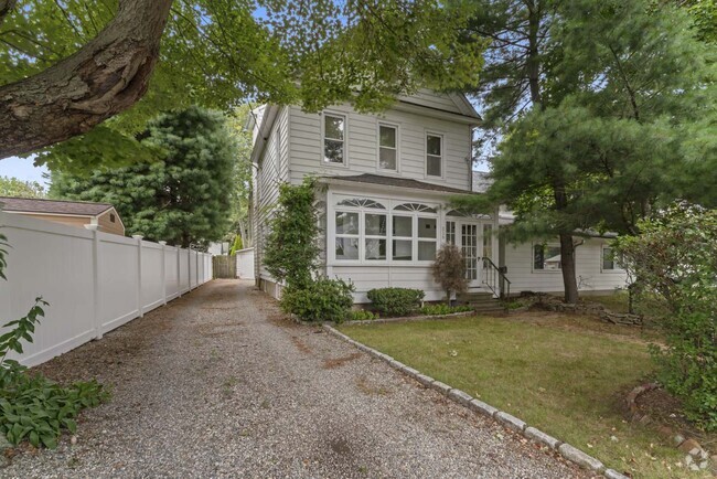 Building Photo - 516 Oldfield Road- Furnished Student House