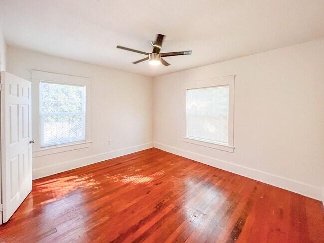 Building Photo - Charming Corner 1 Bed / 1 Bath in the Hear...