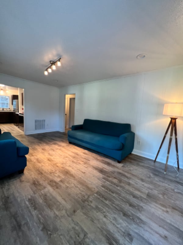 Foto del edificio - 509 W McElhaney Rd