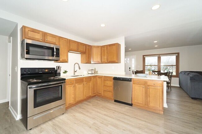 Building Photo - Remodeled and Walking Distance to Schools ...