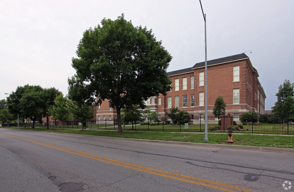 Foto del edificio - D.A. Holmes Senior Apartments