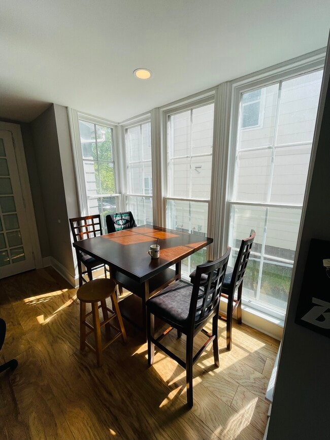 Building Photo - 27 Oak St