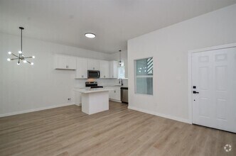 Building Photo - 405 Clearwater St