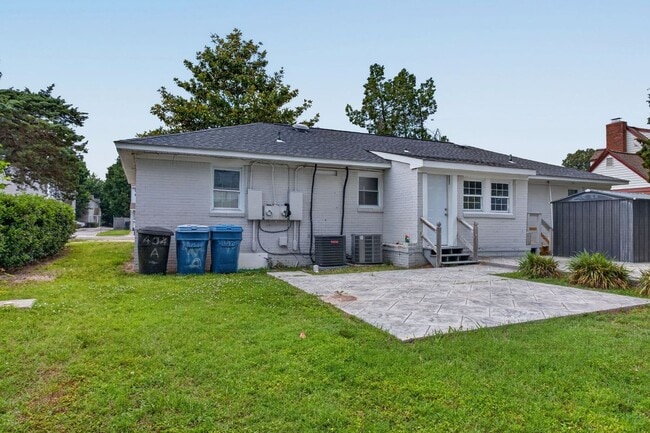Building Photo - 404 Roselynn Ln