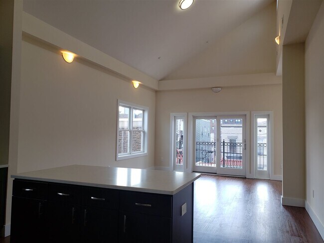 Building Photo - 308 18th St