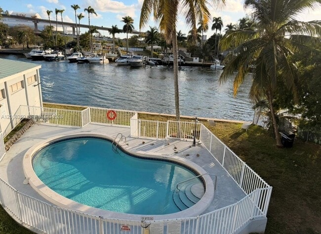 Foto del edificio - 1610 NW N River Dr