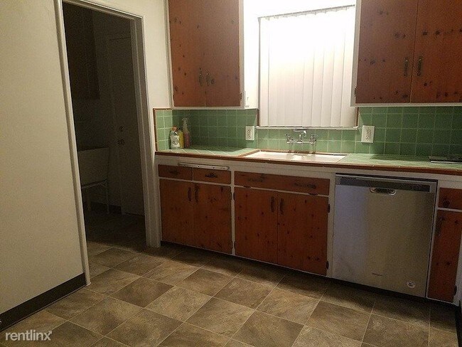 Building Photo - 2 br, 1 bath House - 181 East 45th Street