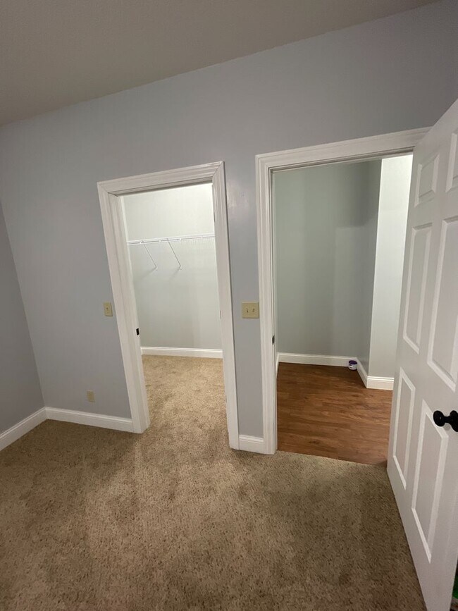 Foto del edificio - 3 large bedrooms with large closets & 2 fu...