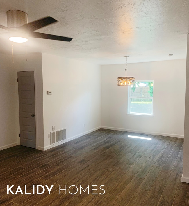 Building Photo - 1711 N Vermont Ave