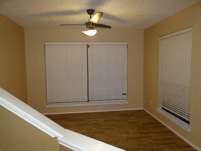 Foto del edificio - 1210 Willowbriar Ln
