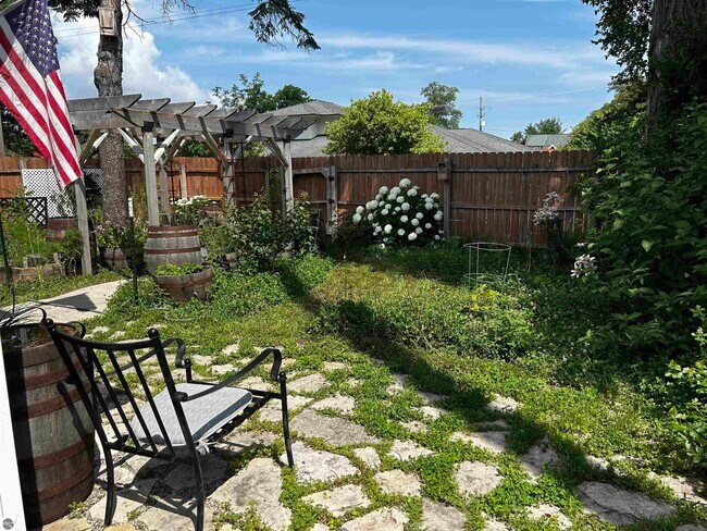 Building Photo - 152 E Fourteenth St