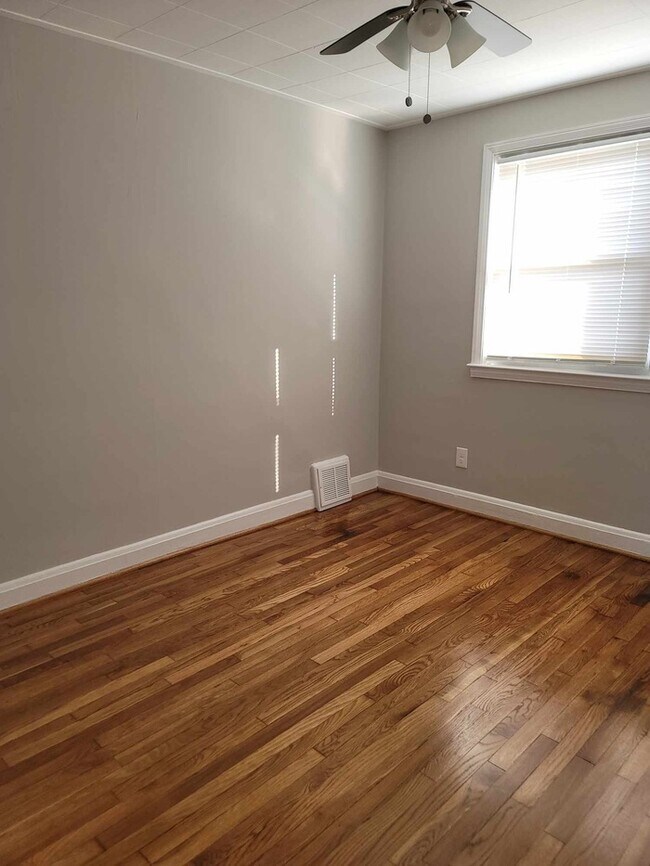 Building Photo - 2 Bedroom townhome