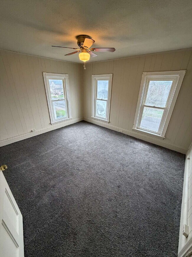 Building Photo - *Comfortable 2-Bedroom Upper Unit in the City of Batavia!*