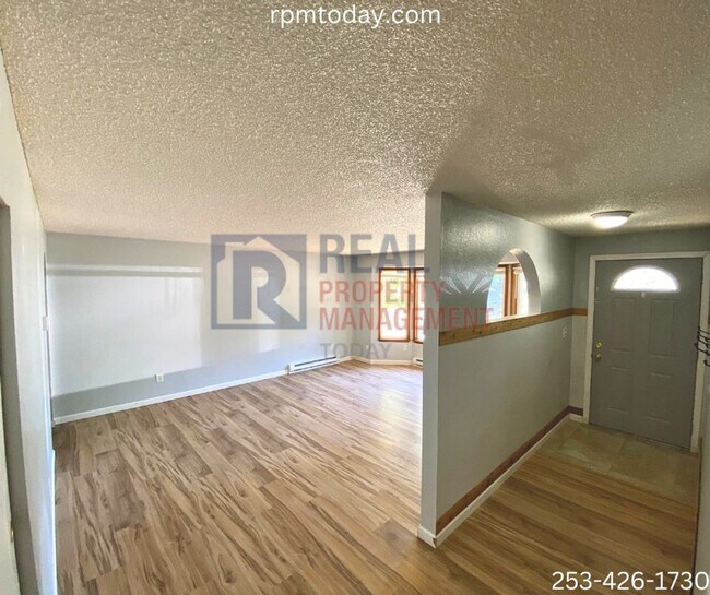 Foto del edificio - 8220-8222 143rd St Ct NW