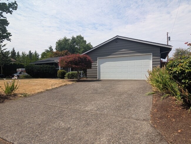 Building Photo - Great 4-Bedroom, 1.5-Bath Home In The River Road Area Of Eugene!