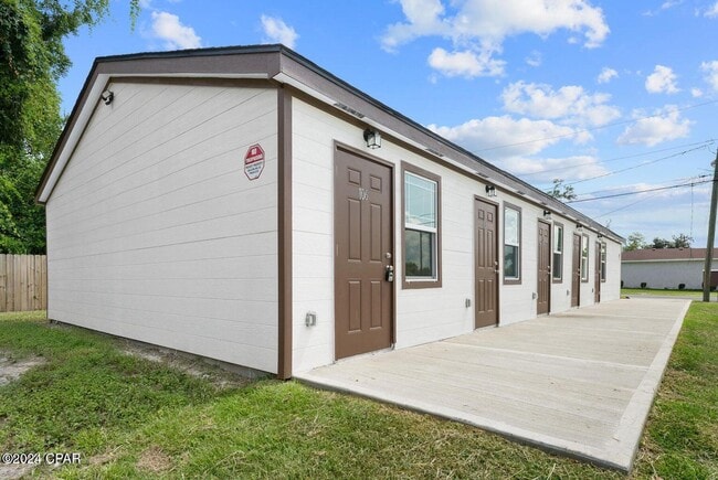 Building Photo - 143 N Claire Dr