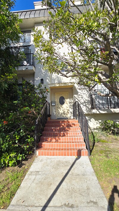 Puerta de entrada del edificio - 12821 Caswell Ave