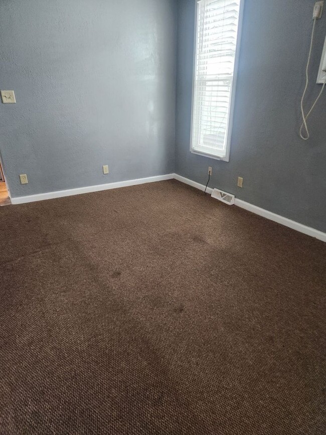 Building Photo - Quaint 2 BR/1 BA home section 8 preferred!