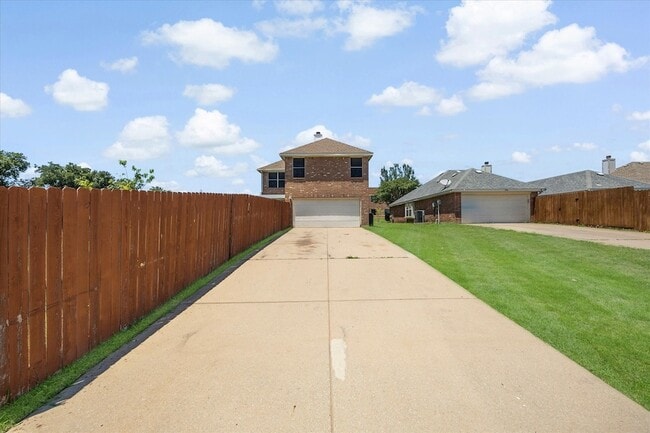 Building Photo - 1100 Camelot Dr