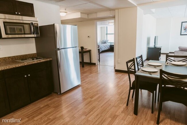Building Photo - 2 br, 1 bath Apartment - 305 W. Broadway