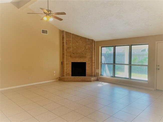 Foto del edificio - 425 Starborough Dr