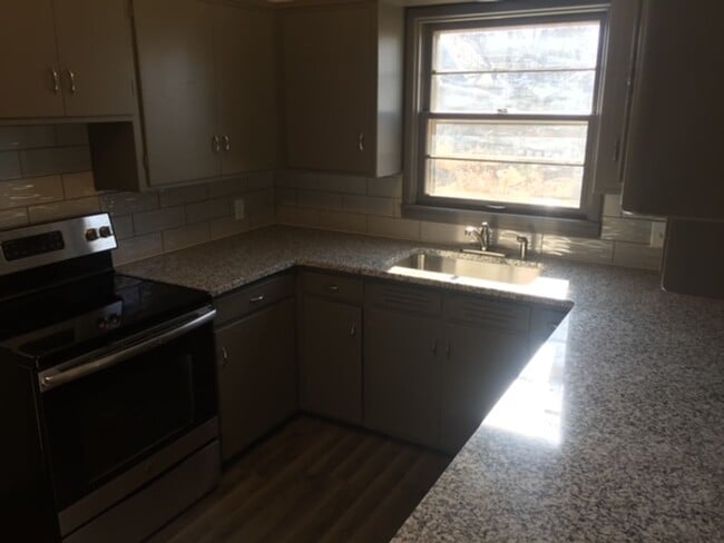Foto del edificio - Fully Updated 2 Bedroom 1 Bath with 2 Stall Attatched Garage