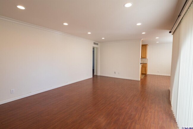 Foto del edificio - 1146 E Lexington Dr