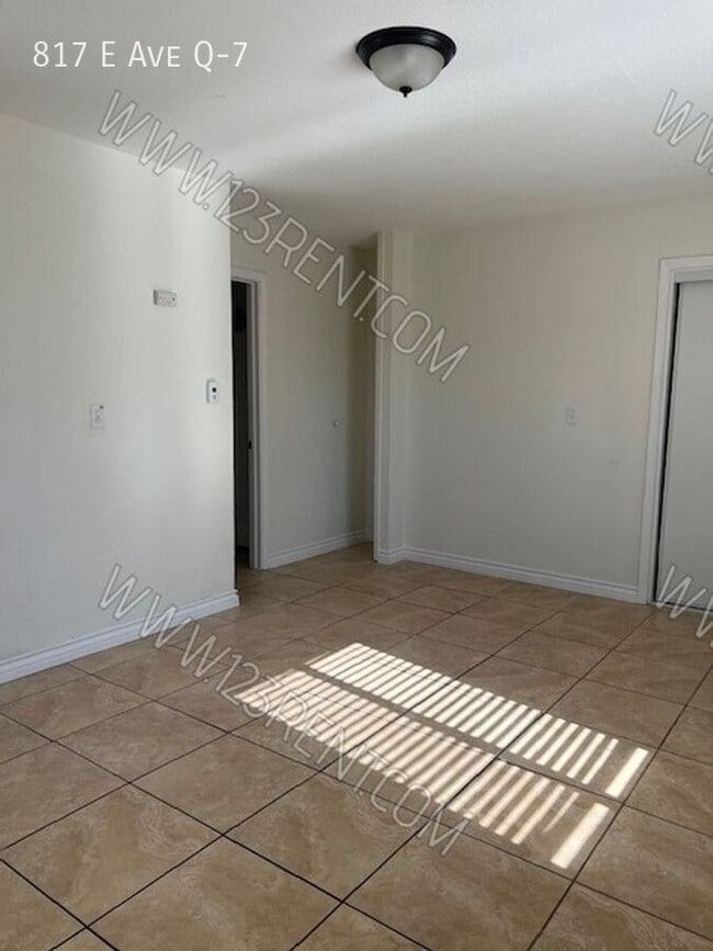 Building Photo - 817 E Ave Q-7