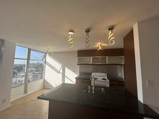 Building Photo - Spacious 2 Bedroom 1 Bath with Downtown View