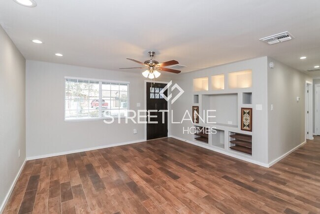 Building Photo - REDUCED-Charming 3 bedroom home in Phoenix!