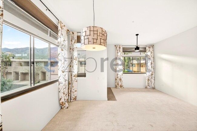 Foto del edificio - 1010 E Palm Canyon Dr