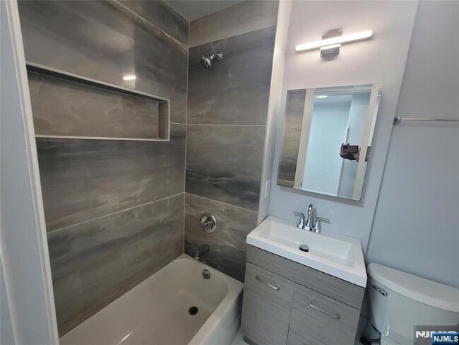 Foto del edificio - 27 Russell Ave