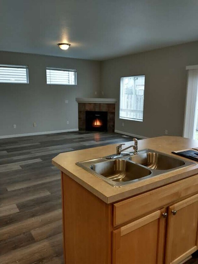 Building Photo - Newly Remodeled & Inviting Property is Rea...