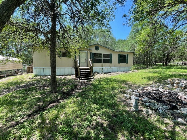 Foto del edificio - 3 bed 2 bath on one acre lot. New vinyl fl...