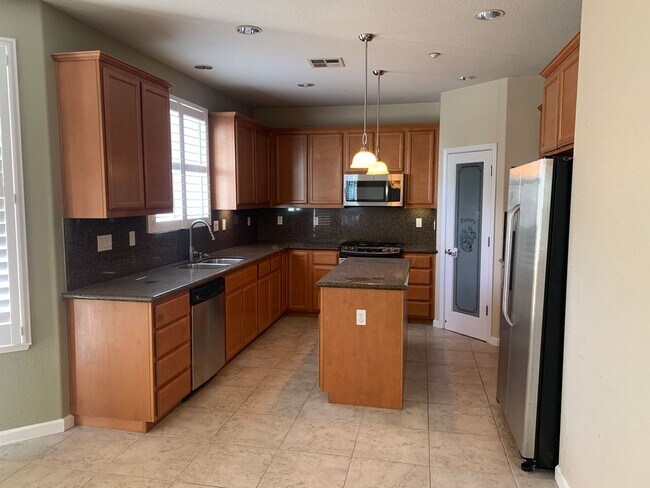 Building Photo - Great 4 Bedroom, 3 Bath in Oakley!