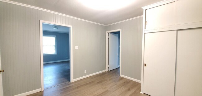 Building Photo - Cute 2 bedroom Home
