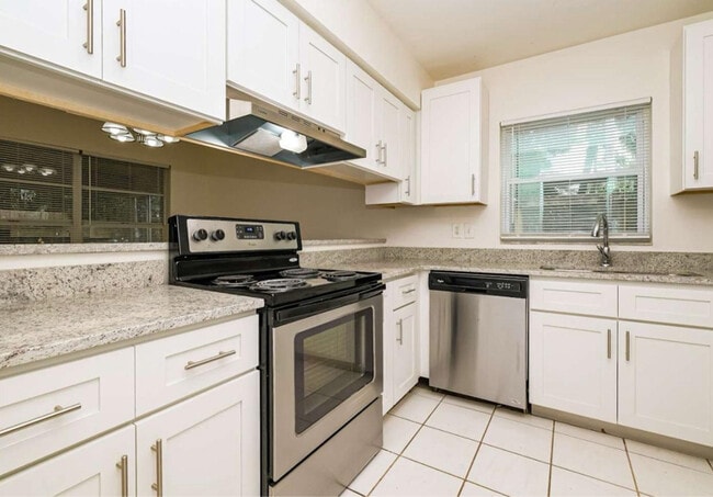 Foto del edificio - 12312 Woodleigh Ave
