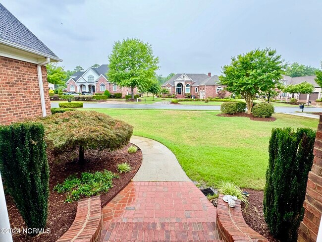 Building Photo - 321 Golf View Dr