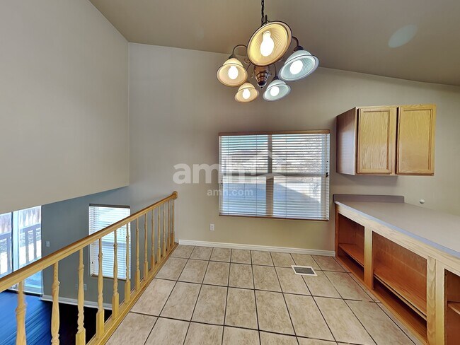 Building Photo - 805 E Valley View Drive