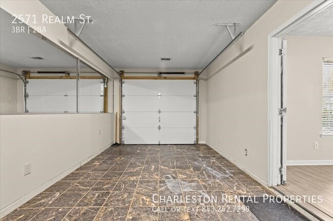 Building Photo - 2571 Realm St
