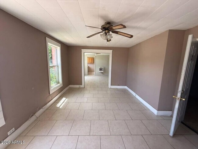 Foto del edificio - 1165 E 10th St